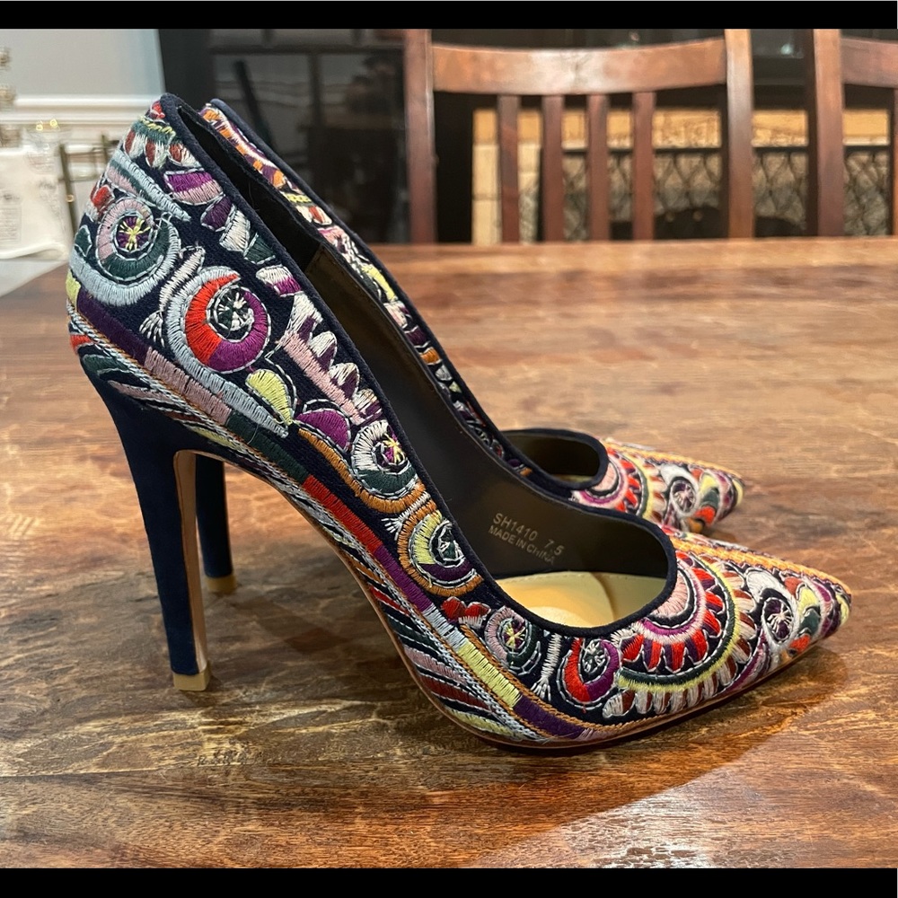 Candela “Arlo” Embroidered Pump